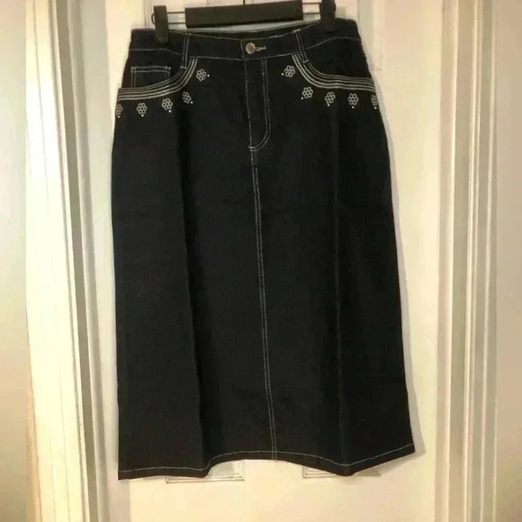 Women’s jean skirt with flower accents size 6P - Picture 4 of 13